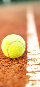 pelota de tenis en una cancha de tenis