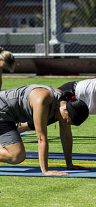 mujer practicando yoga al aire libre