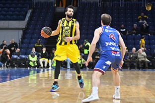 Juanchi defendiendo contra un jugador de peñarol